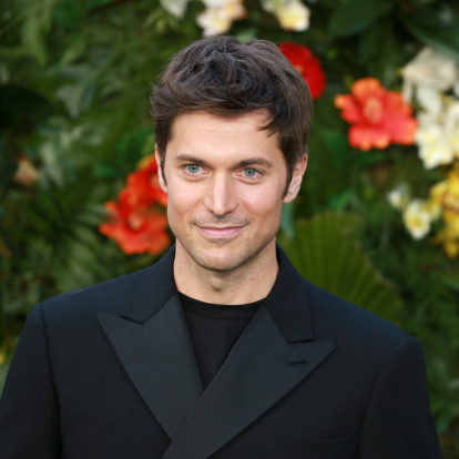 Lucas Bravo: Ο πρωταγωνιστής του 'Emily In Paris' μιλά για τον ρόλο του και για το ένα πράγμα που απεχθάνεται να κάνει στη ζωή του