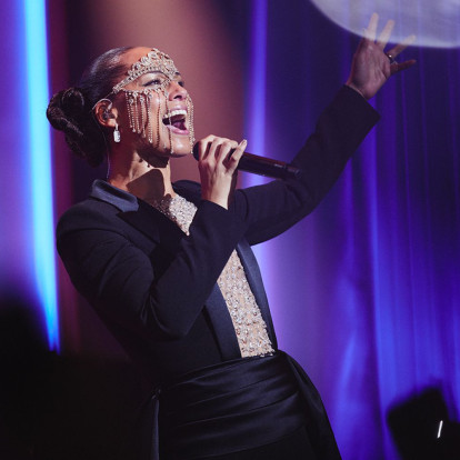 Η μαγική εμφάνιση της Alicia Keys στο Holiday Masquerade Ball της Apple Music