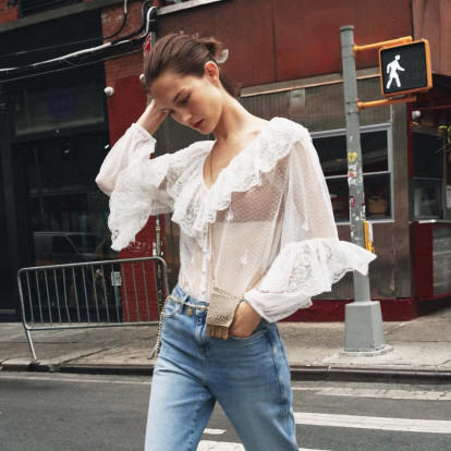 5 most-talked αποχρώσεις που όλες θα φορέσουμε με τα τζιν μας φέτος