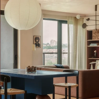 Το διαμέρισμα στην Πολωνία που συνδέει τη μεσογειακή αισθητική με το mid-century design