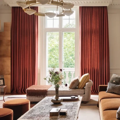 Το λονδρέζικο διαμέρισμα που αποδεικνύει πως συλλογές, υλικά και φωτισμός μπορούν να μεταμορφώσουν κάθε χώρο