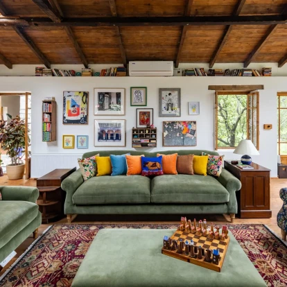 Ένα oικογενειακό και ηλιόλουστο καταφύγιο στα Ιμαλάια που αγκαλιάζει τη φύση