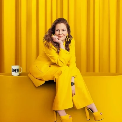 Η Drew Barrymore τεστάρει τις μουσικές της γνώσεις