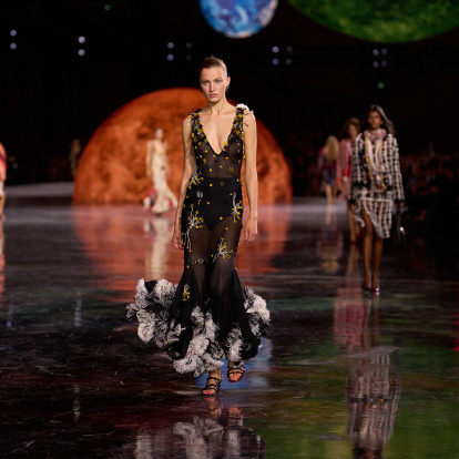 Ο οίκος Chanel μας προϊδεάζει με ένα trailer για την αυριανή παρουσίαση της SS26 Haute Couture συλλογής