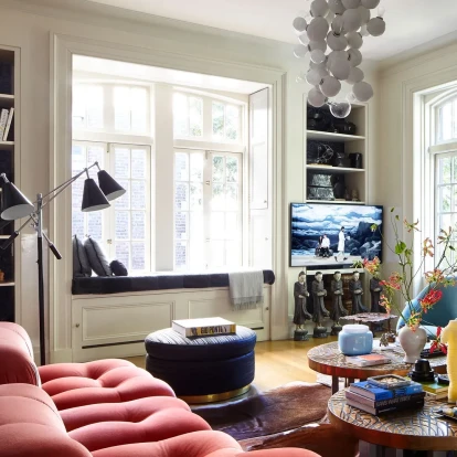 Το friction-maxxing αγκαλιάζει τον χρόνο και δημιουργεί σπίτια που αναπτύσσονται παράλληλα με εμάς