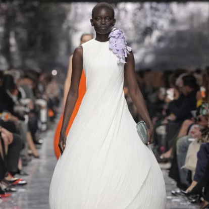 Paris Haute Couture: Ο Jonathan Anderson εντυπωσίασε στην πρώτη Υψηλής Ραπτικής συλλογή του για τον Dior