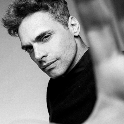 Ο Γιώργος Παπαγεωργίου, σε μια αποκλειστική συνέντευξη στο GLOW, μιλά για τη δύναμη της Tέχνης και την αφύπνιση της κοινωνίας