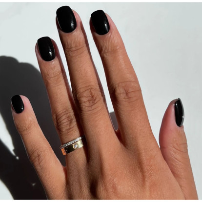 Black Nails: Τέλειες ιδέες για να δοκιμάσετε το νέο “winter nude” στο επόμενο μανικιούρ σας