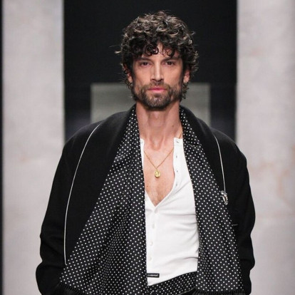 Ο οίκος Dolce&Gabbana παρουσίασε στο Μιλάνο τη συλλογή Portrait of a Man και προκάλεσε τις αντιδράσεις του Internet