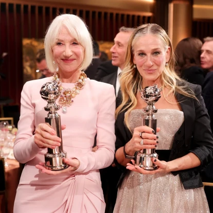 H iconic συνάντηση των Helen Mirren και Sarah Jessica Parker στο φετινό Golden Eve των Χρυσών Σφαιρών