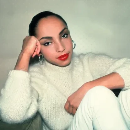 Η Sade μαγεύει το πλήθος με τη live performance του 'Smooth Operator'