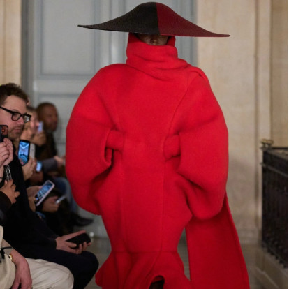 Ο Jacquemus παρουσίασε τη Le Palmier, μια collection εμπνευσμένη από την κόρη του Picasso, Paloma, για τη FW26