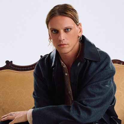 Ο Jamie Campbell Bower αποκαλύπτει τους καλλιτέχνες που επηρέασαν τη δουλειά του