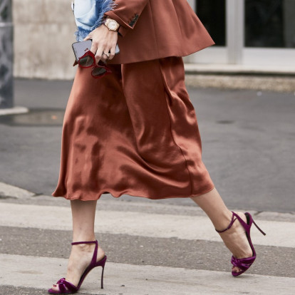 Οι midi φούστες που θα αντικαταστήσουν όλα τα παντελόνια της γκαρνταρόμπας σας