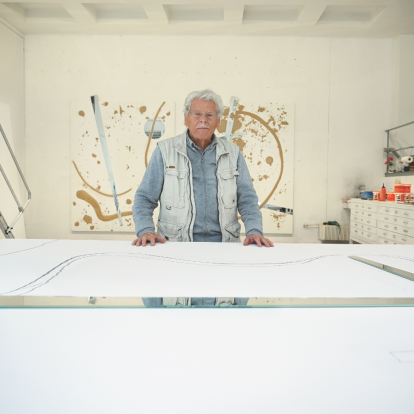 Ο κορυφαίος εικαστικός Κώστας Τσόκλης σε μια σπάνια συνέντευξη στο επετειακό τεύχος του GLOW