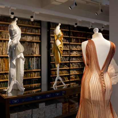 Η σχεδιάστρια, Denise Ελευθερίου, μιλάει αποκλειστικά στο GLOW για την έκθεση «ΝΗΜΑΤΩΝ ΕΝΔΥΜΑ» στο Μουσείο Μπενάκη