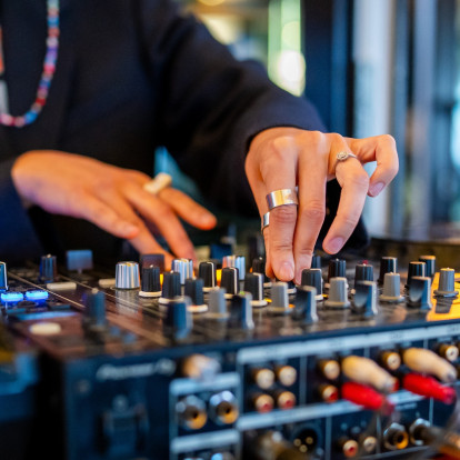 Το GLOW.GR συνομιλεί με πέντε επιδραστικές DJs που δίνουν ρυθμό στη μουσική σκηνή της Θεσσαλονίκης