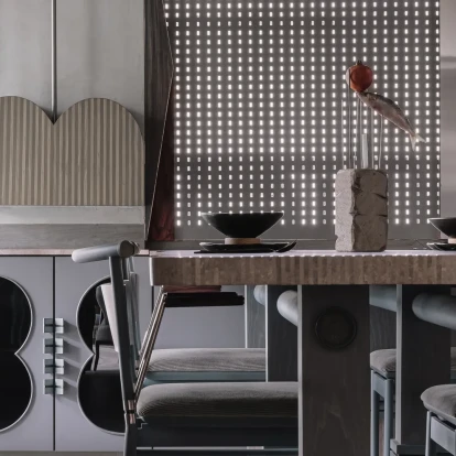 Κι όμως, το γκρι στο σπίτι μπορεί να μην είναι βαρετό αν αποδοθεί με μπρουταλιστικό τρόπο