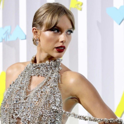 Η Taylor Swift είναι η κορυφαία καλλιτέχνιδα για το 2025 και ο κόσμος υποκλίνεται μπροστά της