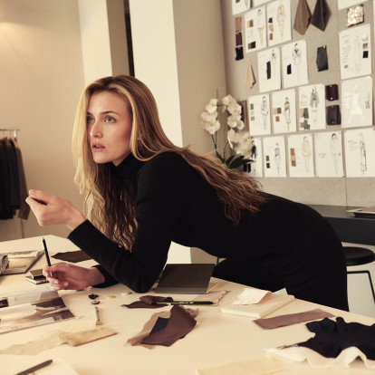 5 iconic looks της Carolyn Bessette Kennedy για να «αντιγράψετε» από σήμερα κιόλας