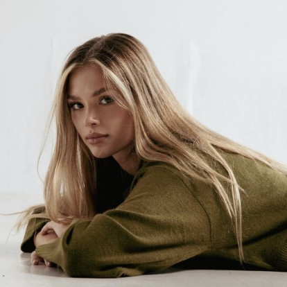 Έχουν μακρύνει οι αφέλειές σας και δεν μπορείτε να τις ελέγξετε; Tα tips που θα τις κάνουν και πάλι super stylish