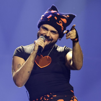 Ποια είναι η ιστορία του Akyla που θα εκπροσωπήσει την Ελλάδα στην Eurovision και χθες μας συγκίνησε στο πλευρό της μητέρας του;