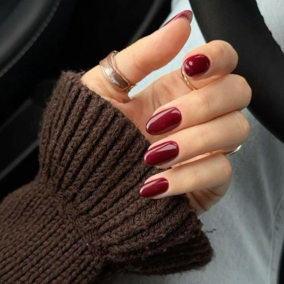 Berry Nails: Το πιο ελκυστικό μοβ μανικιούρ του χειμώνα και οι ιδέες για να το υιοθετήσετε