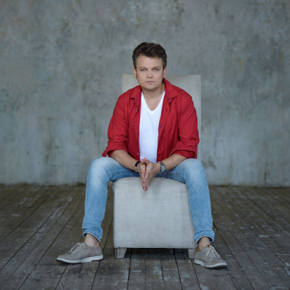 Λίγο πριν την αυριανή συναυλία του στη Θεσσαλονίκη, ο δημοφιλής Ουκρανός τενόρος Dmytro Popov μας μιλά για τη σημαντική μουσική διαδρομή του