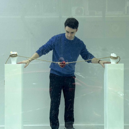 SKG Stories: Για τον εικαστικό Κυριάκο Καμπαρτίνα, ακόμη και η επώδυνη πλευρά του έρωτα κρύβει πάντα κάτι όμορφο