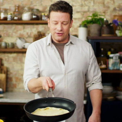 Ο Jamie Oliver μας μαγειρεύει pancakes και κάνει τα πρωινά μας πιο νόστιμα