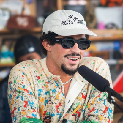 Ο Bad Bunny μας ταξιδεύει μέσα από την εμφάνισή του στο Tiny Desk Concert