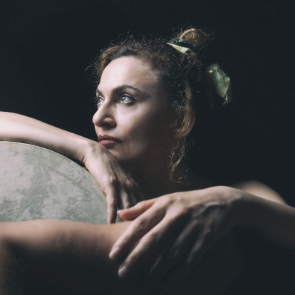 SKG Stories: Η Πολυξένη Σπυροπούλου πρωταγωνιστεί σε μια παράσταση για τον σκοταδισμό και την πατριαρχία που αξίζει κάθε λεπτό της