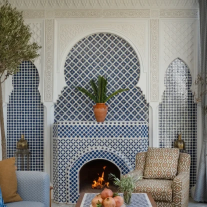 Μέσα σε μια μαροκινή βίλα όπου υπάρχει ένα χαμάμ σκαλισμένο στο χέρι