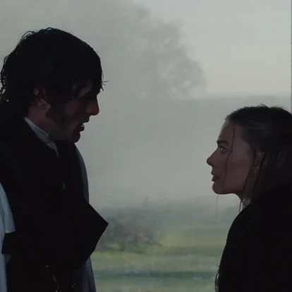 Ο γοτθικός κόσμος του Heathcliff πίσω από τις κάμερες