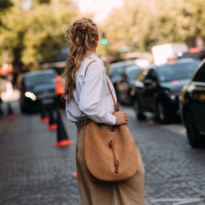 Οι suede τσάντες είναι το πιο hot αξεσουάρ αυτή τη στιγμή