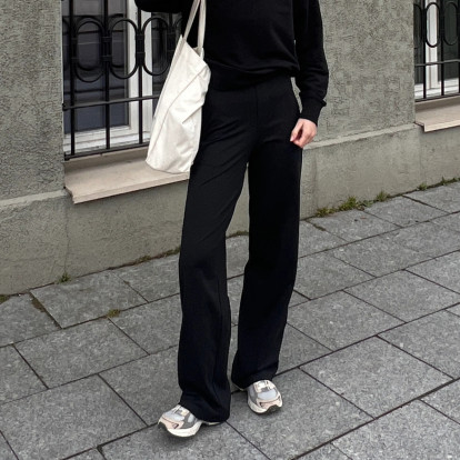 Τα μαύρα παντελόνια που θα μετατραπούν σε key items των επόμενων μηνών