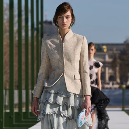 Paris Fashion Week: Ο Jonathan Anderson παρουσίασε μια συλλογή για τον Dior βγαλμένη από... ανοιξιάτικο πίνακα ζωγραφικής