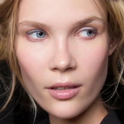 Είναι η μάσκαρα officially out για τη Gen Z;