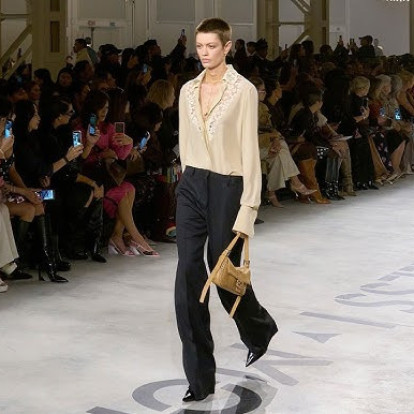 Less I, More Us: 5 στοιχεία που ξεχώρισαν στο ντεμπούτο της Maria Grazia Chiuri για τον Fendi