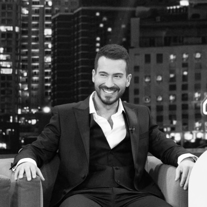 Face to Face με τον Γιάννη Αθανασόπουλο: «Η τίμια και ειλικρινής αγκαλιά είναι το ισχυρότερο φυσικό αντικαταθλιπτικό στη νοσηρότητα των καιρών μας»