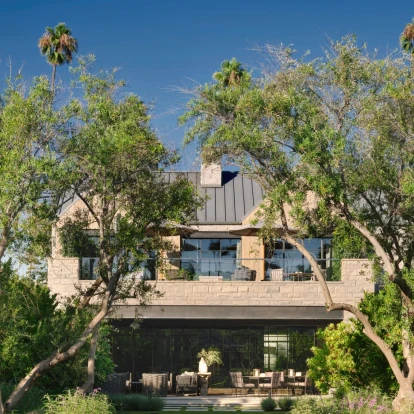 Ένα farmhouse στο LA, φωλιασμένο στο καταπράσινο περιβάλλον και γεμάτο αντιθέσεις