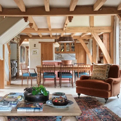 Η ιστορική αποθήκη στο Somerset της Αγγλίας που μετατράπηκε σε ένα σπίτι με ζεστασιά