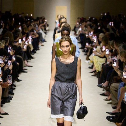 Prada Fall 2026: Τα μόλις 15 μοντέλα, οι 4 εμφανίσεις και η Bella Hadid