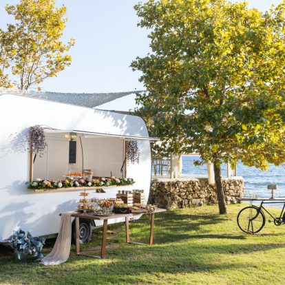 Το catering που προσεγγίζει τη γαστρονομική εμπειρία της γαμήλιας δεξίωσης με δημιουργικότητα κι αισθητική