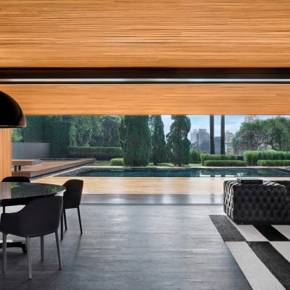 Μια απολαυστική rock 'n' roll αύρα σε μια ανακαινισμένη κατοικία στο São Paulo