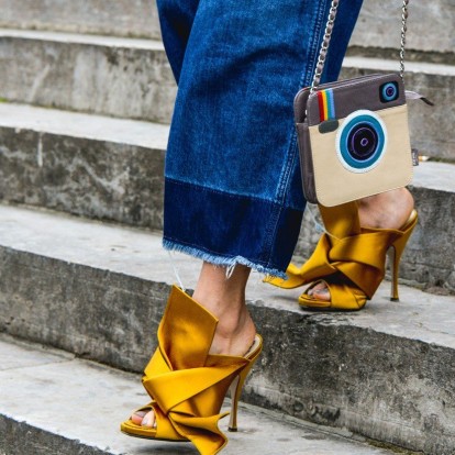 Δείτε πώς θα φορέσετε τα hot παπούτσια της άνοιξης