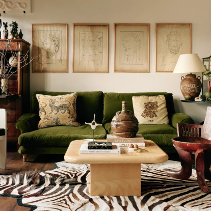 Ένα εκκεντρικό αλλά ζεστό διαμέρισμα στο Λονδίνο ισορροπεί ανάμεσα στη θεατρικότητα και την απόλυτη άνεση