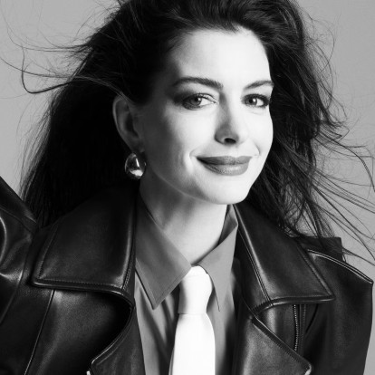 H Anne Hathaway ζωγραφίζει και μιλά για το “The Devil Wears Prada 2” και την καριέρα της