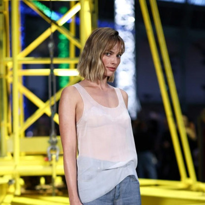 H Margot Robbie «κατέκτησε» την Εβδομάδα Μόδας του Παρισιού με το πιο ανατρεπτικό καρέ που έχουμε δει μέχρι στιγμής