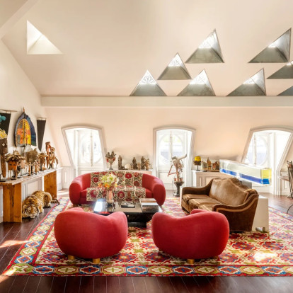 Ο Christian Louboutin ανοίγει τις πόρτες του παριζιάνικου διαμερίσματός του και μας ξεναγεί